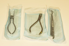 患者さまのお口に触れる器具や備品は、使い捨てのもの、もしくは滅菌済みのものを使用しています。滅菌した器具は、治療直前に滅菌済みの袋から取り出しています。
