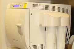 当院で使用しているオートクレーブ（高圧蒸気滅菌器）です。医療先進国・ヨーロッパで基準とされているEN13060認証取得しています。（医療機器CE0535）